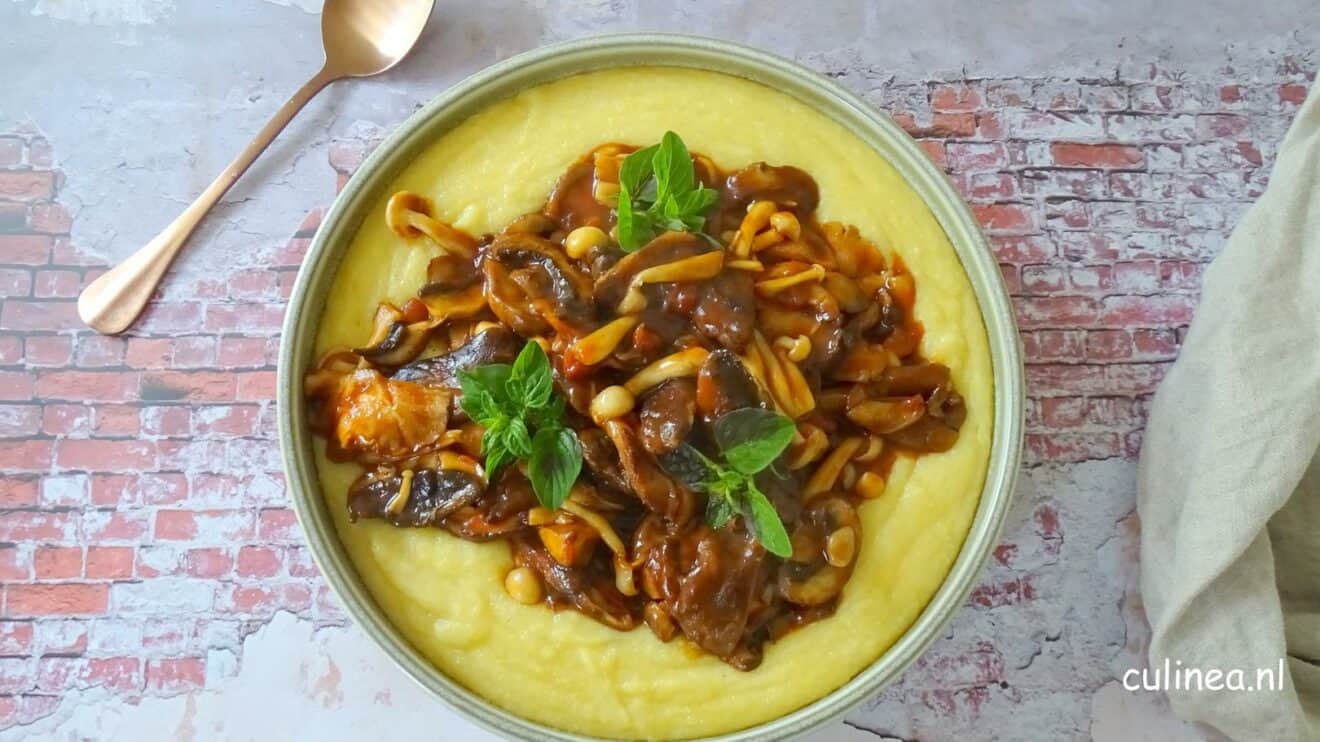 Polenta met paddenstoelen en barbecuesaus