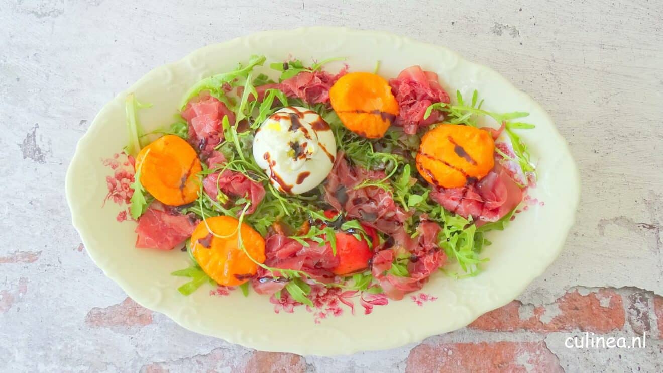 Salade met burrata, bresaola en abrikozen