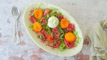 Salade met burrata, bresaola en abrikozen