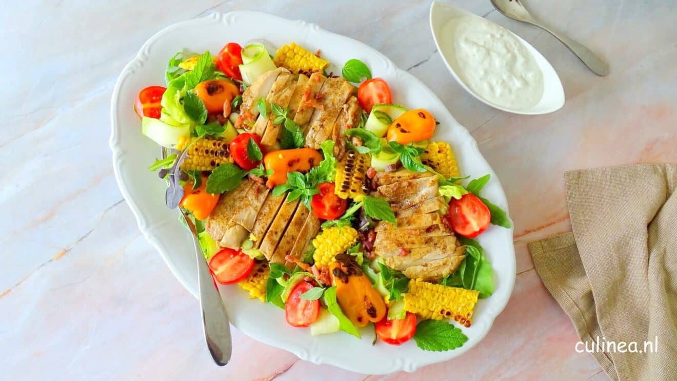 Zomerse salade met gegrilde kip en groenten