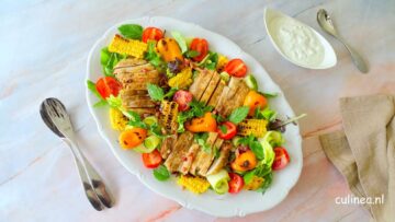 Zomerse salade met gegrilde kip en groenten