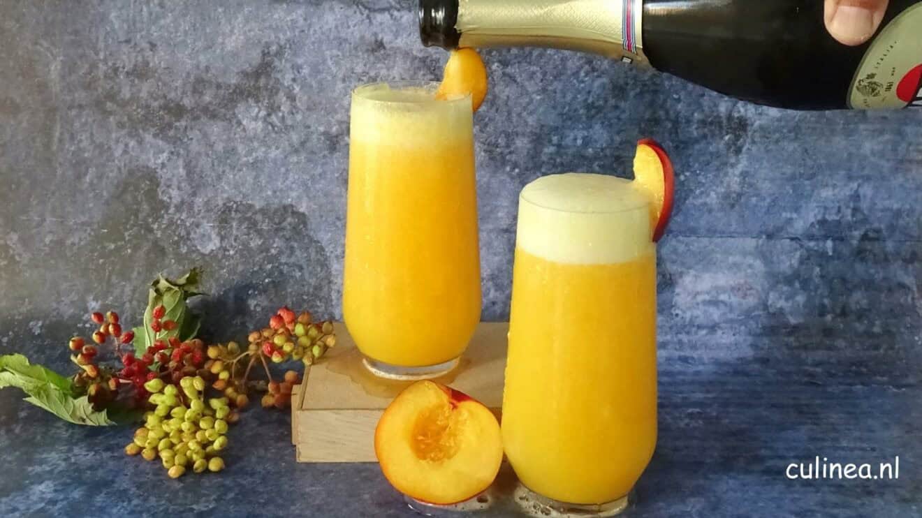 Bellini cocktail met perzik