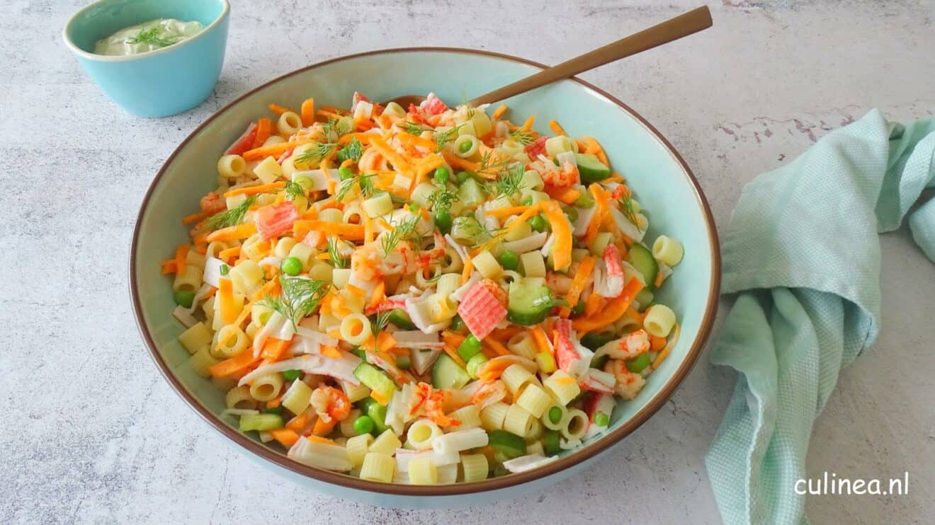 Pastasalade met surimi en rivierkreeftjes