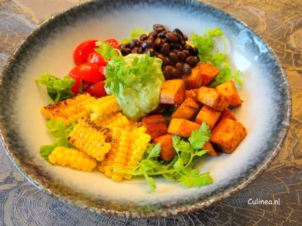 Zwarte rijst met gekleurde bietjes, wortels en halloumi