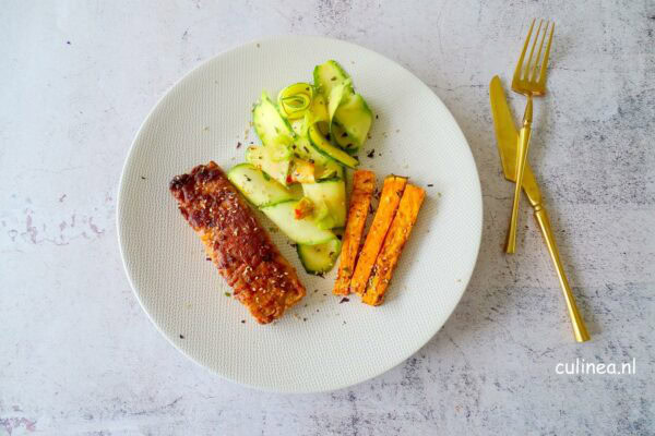 Ik heb toch een heerlijk gerecht voor jullie. Deze vegetarische zalm taco’s met barbecuesaus en een crunchy salade erbij eet je uit het vuistje. Je denkt misschien vegetarisch en zalm, dat klopt niet. Maar toch wel! Het is een plantaardig product wat eruitziet als zalm. Ik heb het nog iets lekkerder gemaakt met een pittige barbecuesaus en geserveerd in een kleine zachte taco.  Vegetarische zalm  Vegetarische zalm klinkt een beetje raar, maar tegenwoordig is er een plantaardig product te koop wat eruitziet als zalm, de structuur van zalm heeft en wat ook proeft als zalm. Meestal ben ik niet zo van de vlees- en/of visvervangers, maar dit product vind ik wel lekker.  Ik had deze vegetarische zalm van Vivera al eens mogen ontvangen om uit te proberen en heb daar toen een Aziatische zalm met courgette van gemaakt. En nu dus deze lekkere taco’s.   Het voordeel van deze plantaardige zalmfilet is dat het een stuk goedkoper is dan een echte zalmfilet. Dus als je een keertje vegetarisch wilt eten, is dit een mooi en volwaardig alternatief. Deze zalmfilet is trouwens niet gemaakt uit soja maar uit tarwe-eiwitten en daarnaast zijn er omega-3 vetzuren aan toegevoegd. Beter voor de planeet en voor jou.  Taco’s  Ik heb corditas gebruikt voor dit recept. Dit zijn kleine zachte wraps gemaakt van bloem. Heb ze bij de AH gekocht, weet niet of andere supermarkten deze kleintjes ook verkopen. Zo niet, dan koop je de grotere hiervoor in de plaats en serveer er dan eentje per persoon. Bak ze even om en om in een droge koekenpan zodat ze iets minder zacht zijn, maar je ze nog wel kunt dubbelvouwen.  Vegetarische gerechten  Wij eten momenteel ongeveer 3-4 keer vlees of vis in de week. De rest van de week eten we vegetarisch. Daarom kan je aardig veel vegetarische gerechten op de site vinden, zoek ze maar eens op. Ga daarvoor naar: Recept zoeken, den naar: Categorie en klik dan op: vegetarisch.    Recept Vegetarische zalm taco’s: