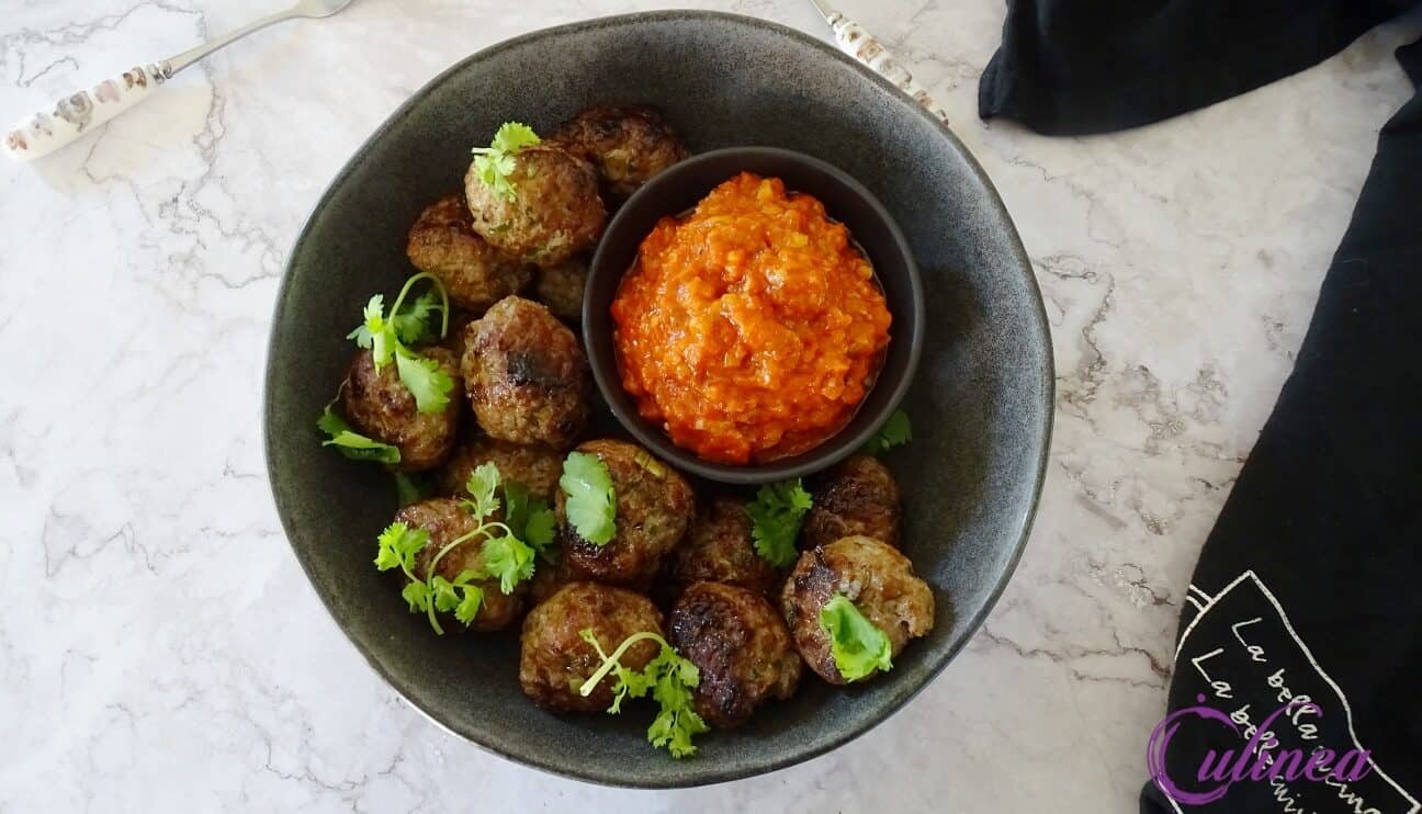 Gekruide gehaktballetjes met Romesco saus