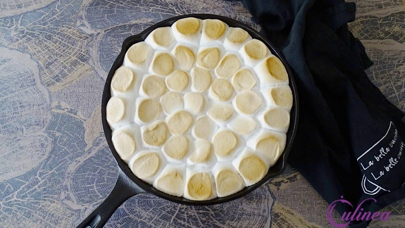 Marshmallows met chocolade en rood fruit op de bbq