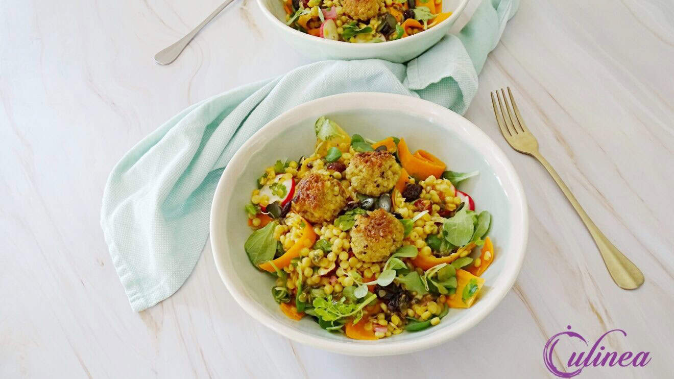 Parelcouscous en linzensalade met falafel