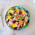Salade met gekleurde bietjes, wortel en radijs