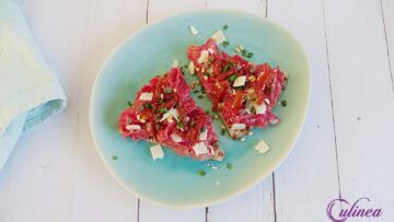 Knäckebröd met carpaccio en truffelmayonaise