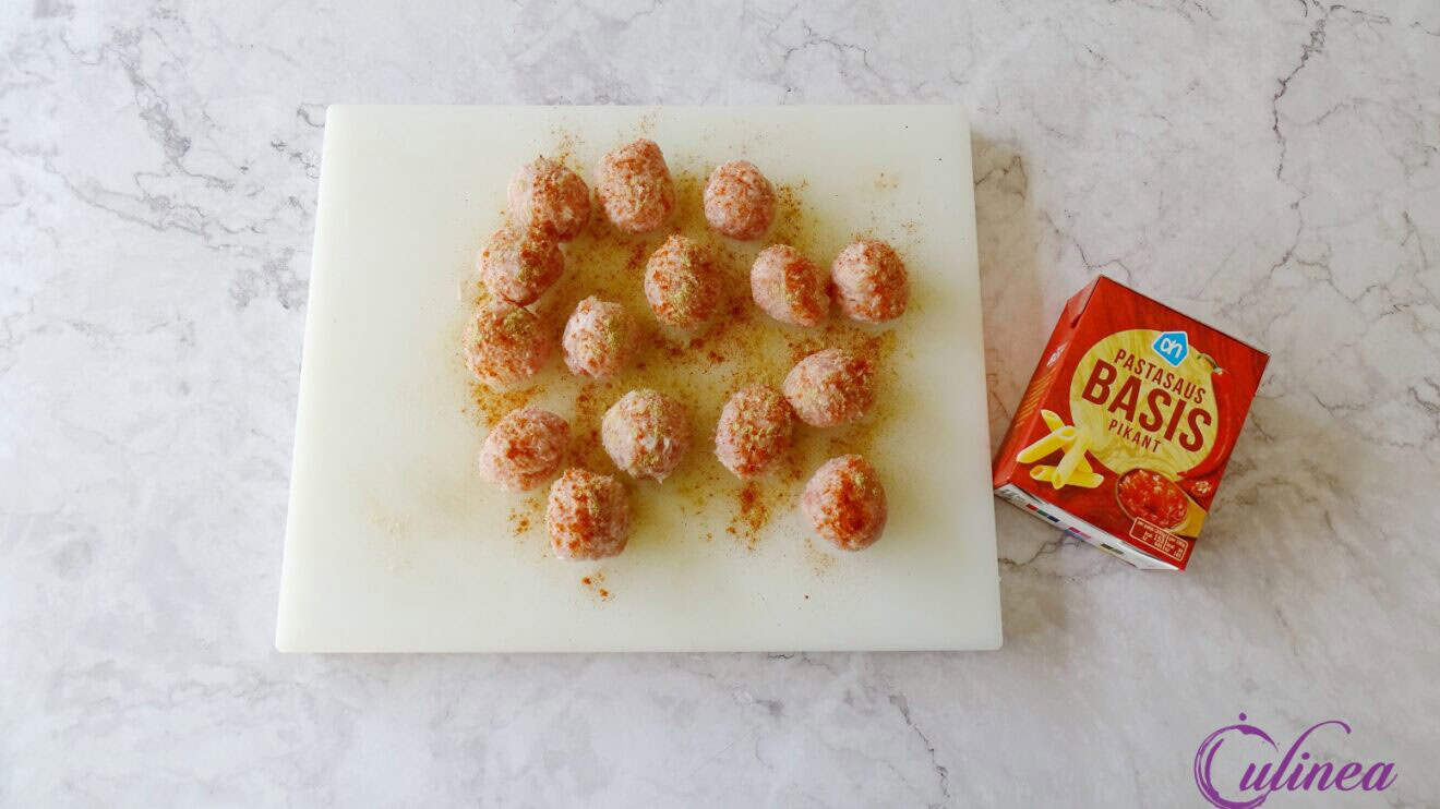 Stokbroodje met gehaktballetjes in tomatensaus