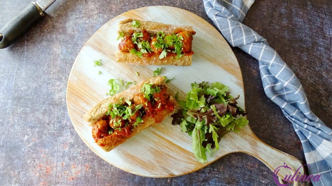 Stokbroodje met gehaktballetjes in tomatensaus