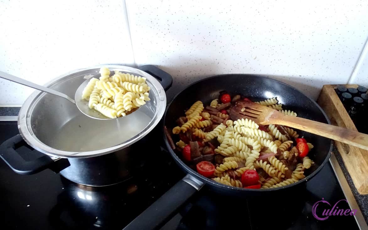 Fusilli met aubergine, tomaten en rozijnen