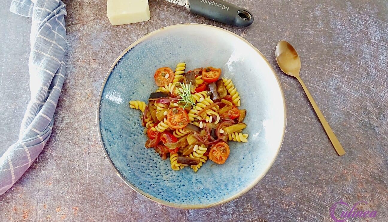 Fusilli met aubergine, tomaten en rozijnen