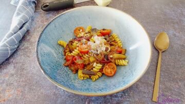 Fusilli met aubergine, tomaten en rozijnen