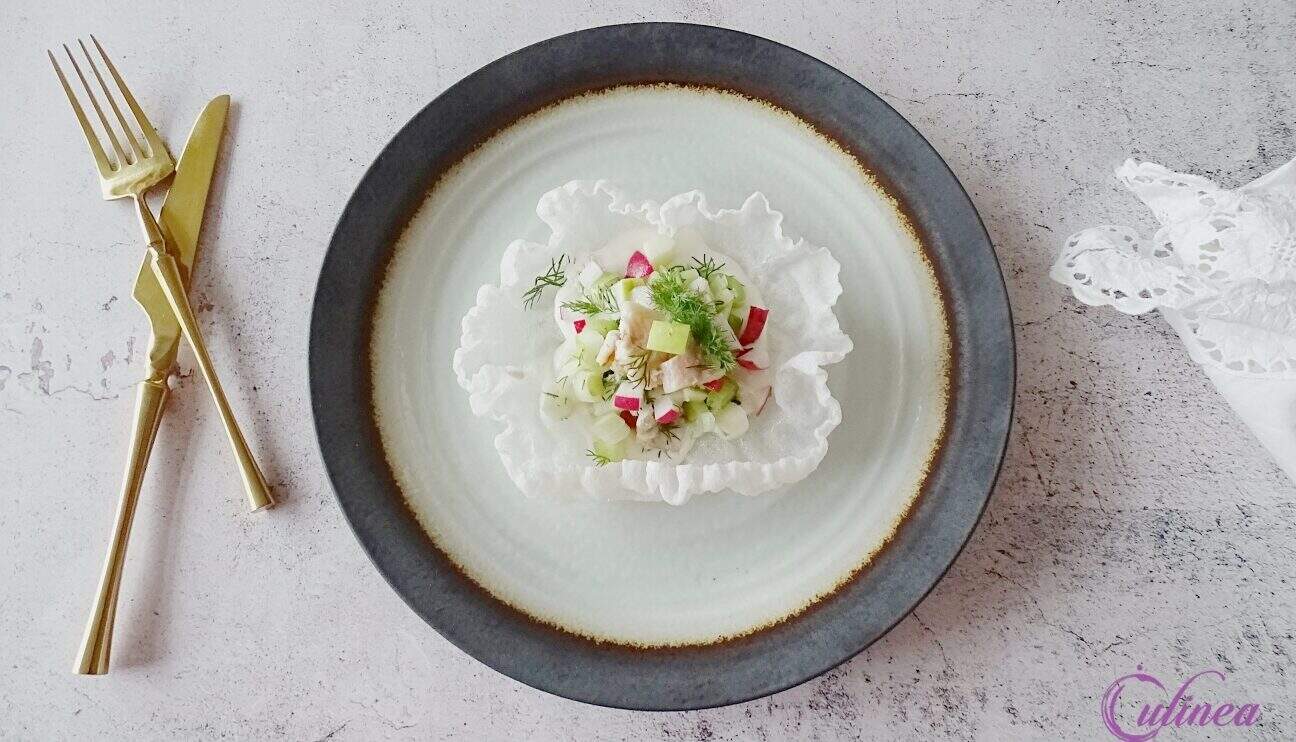 Kroepoek van rijstpapier met palingsalade