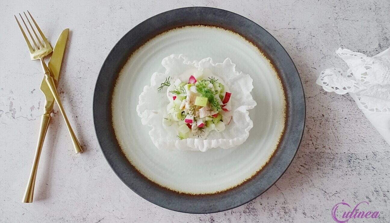 Kroepoek van rijstpapier met palingsalade