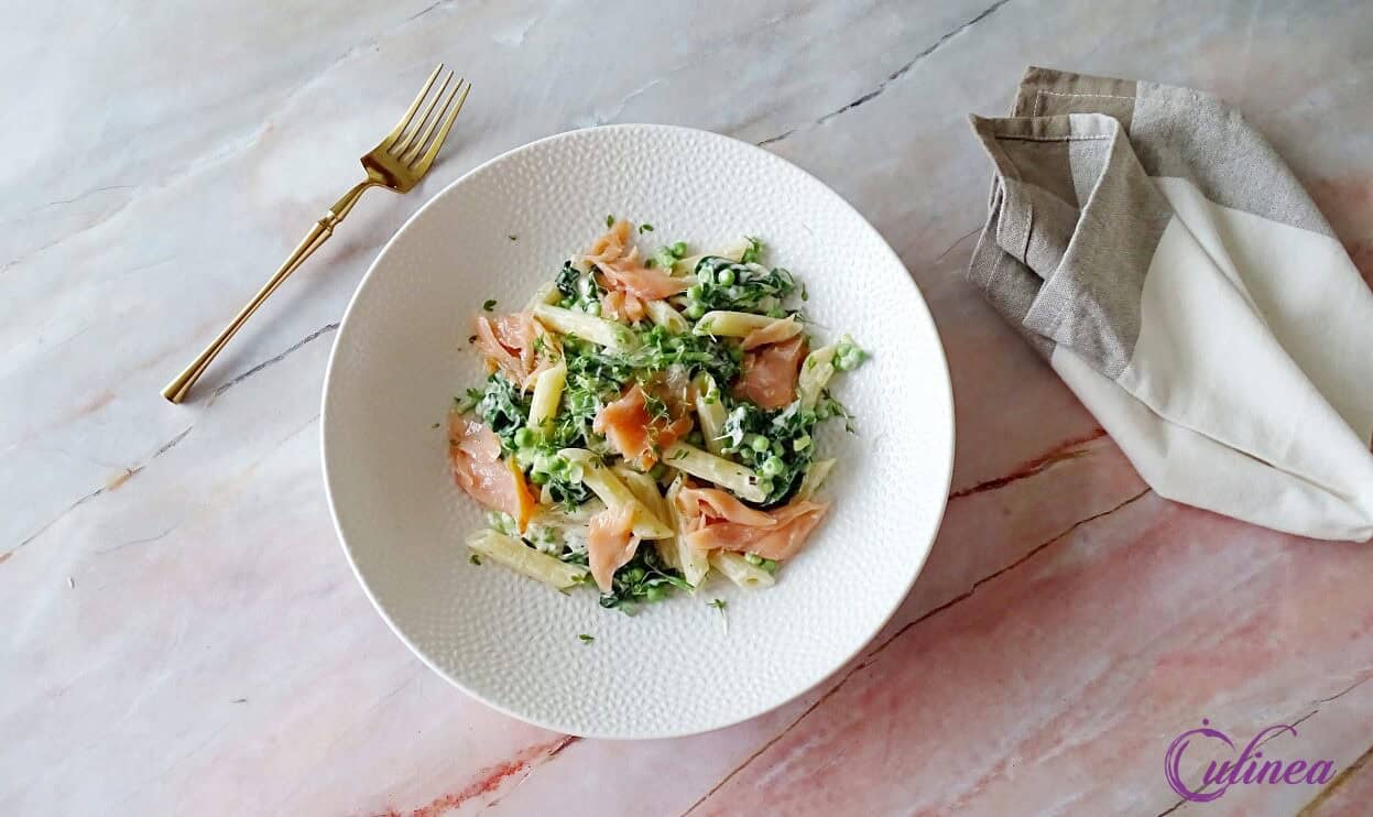 Penne met gerookte zalm en kruidenroomsaus