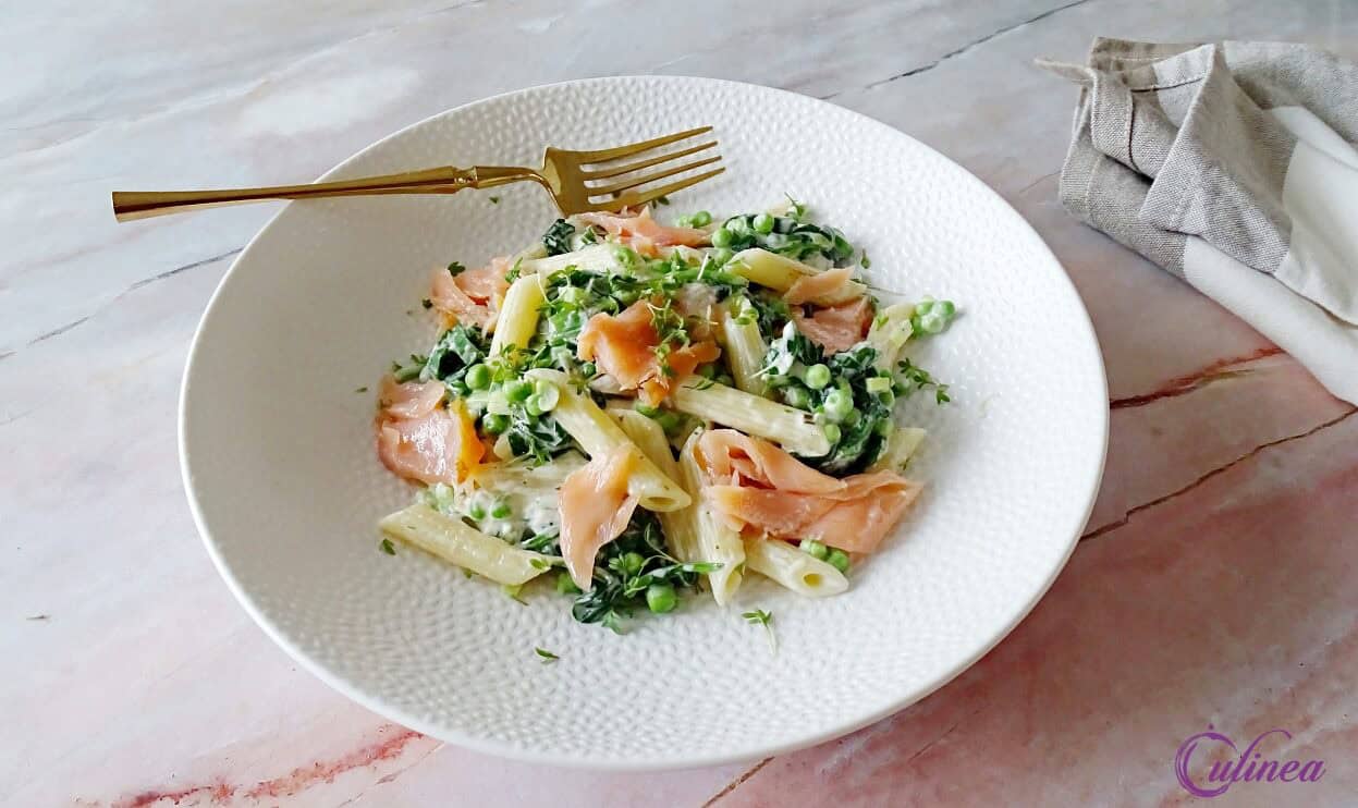 Penne met gerookte zalm en kruidenroomsaus