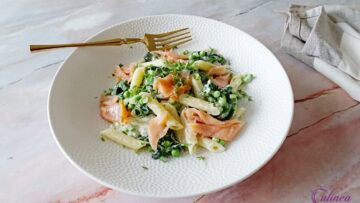 Penne met gerookte zalm en kruidenroomsaus