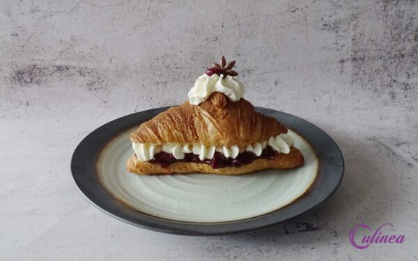 Schwarzwalder kirsch croissant