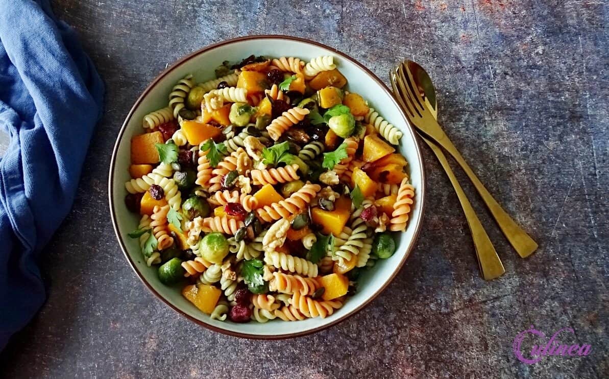 Warme pastasalade met geroosterde groenten