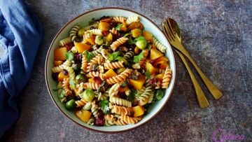 Warme pastasalade met geroosterde groenten