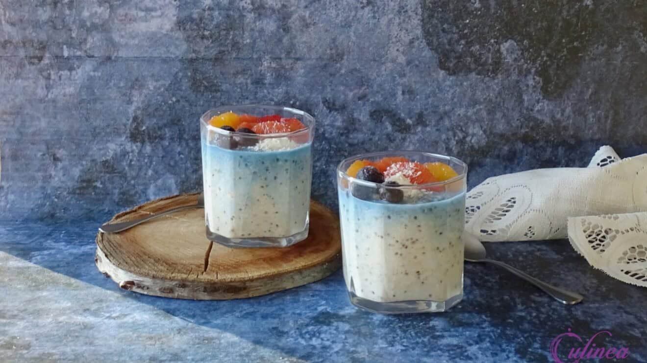 Overnight oats met butterfly pea