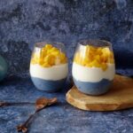 Butterfly pea chiapudding met mango