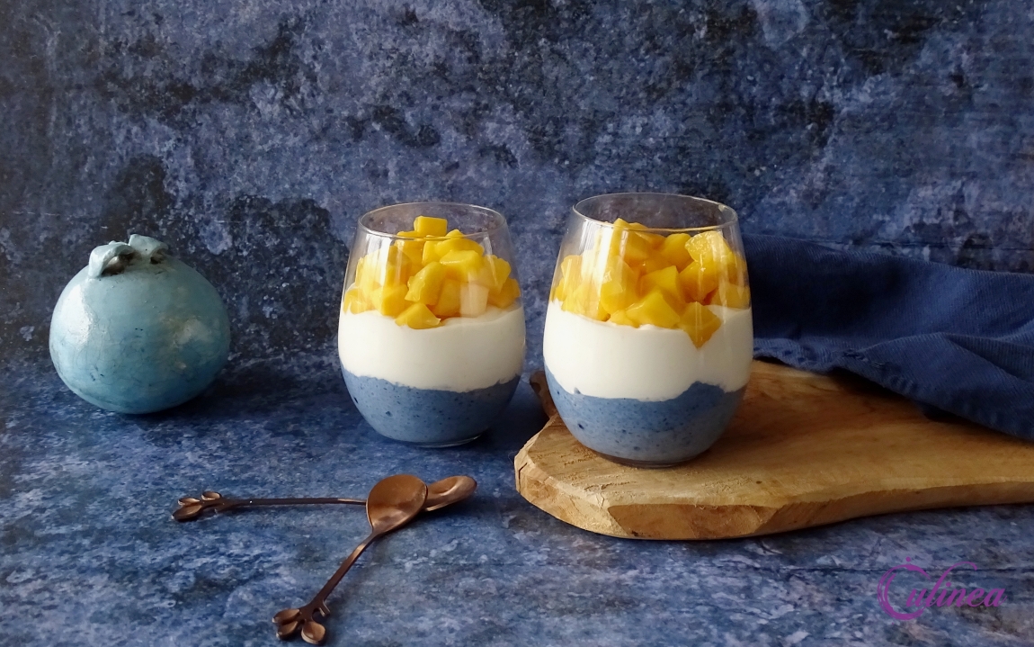 Butterfly pea chiapudding met mango