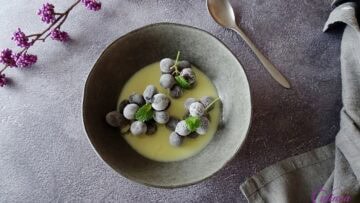 Bevroren druiven in witte chocoladesaus