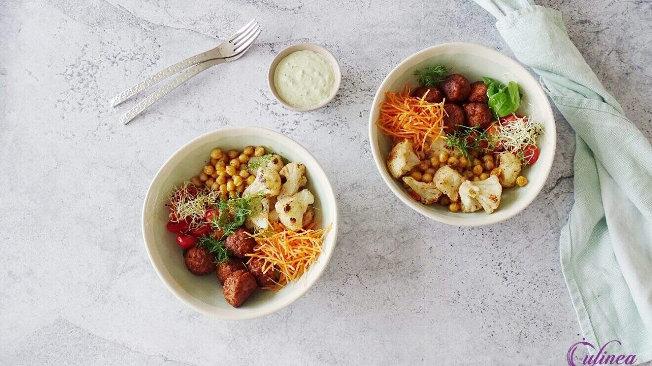 De kruidige tahini saus op deze falafel bowl met bloemkool en kikkererwten is pure magie.