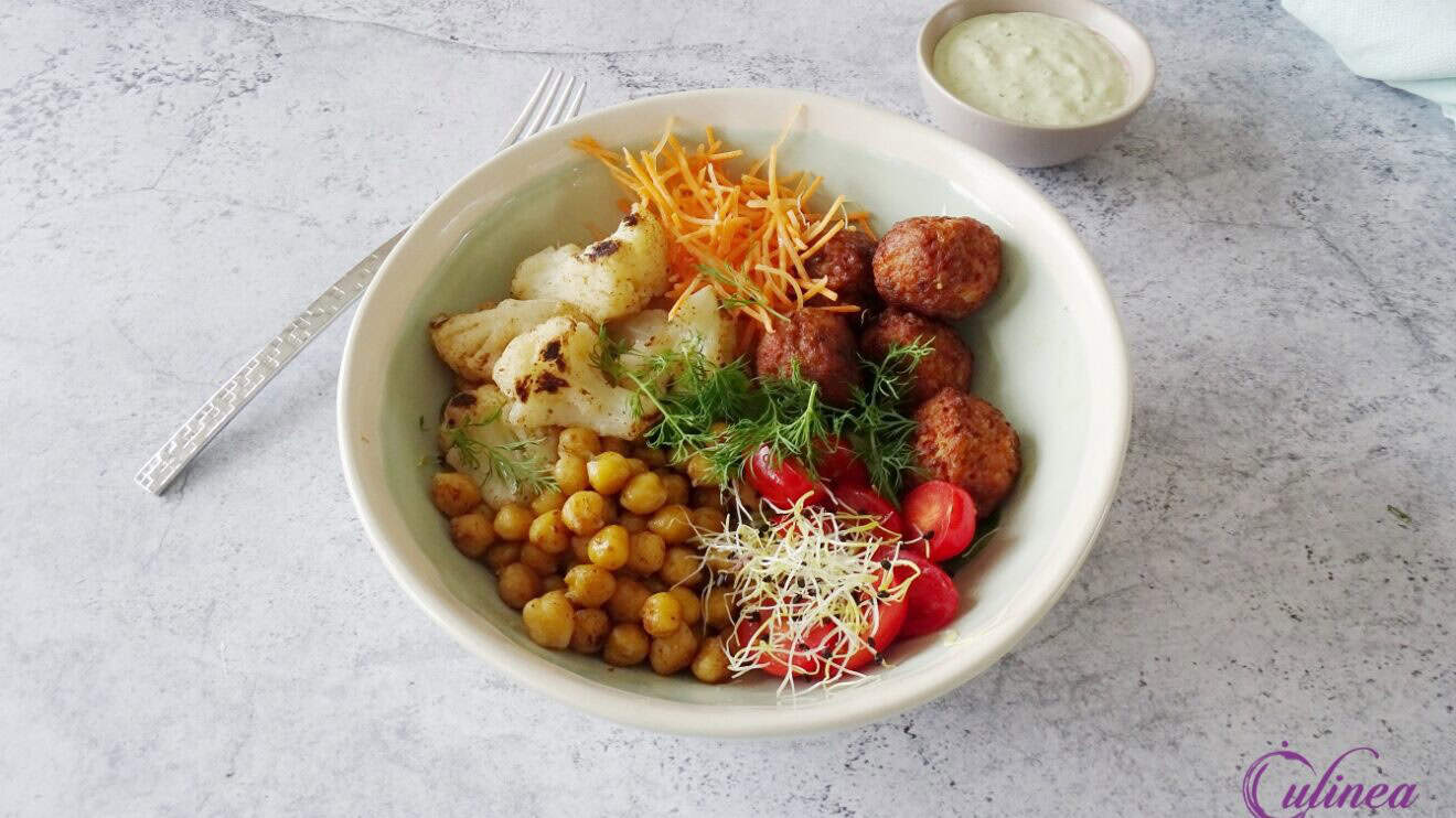 De kruidige tahini saus op deze falafel bowl met bloemkool en kikkererwten is pure magie.