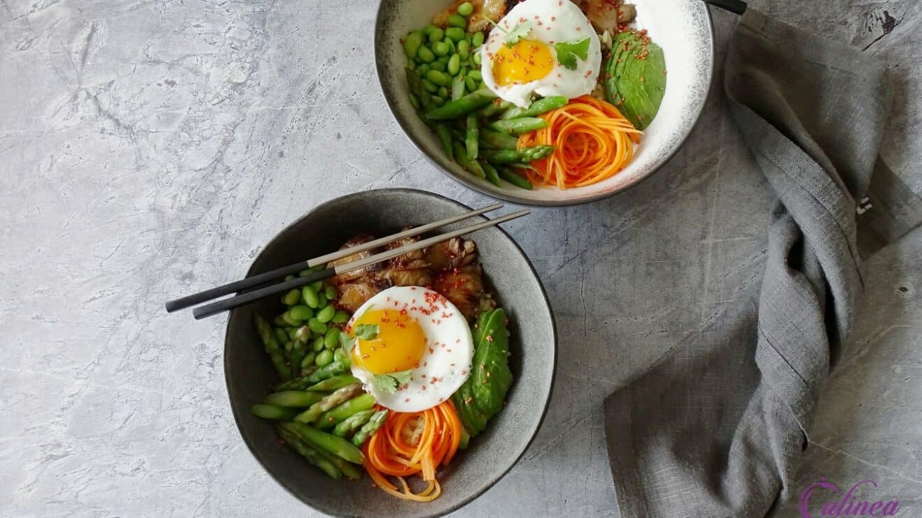 Vegetarische bibimbap met groene asperges