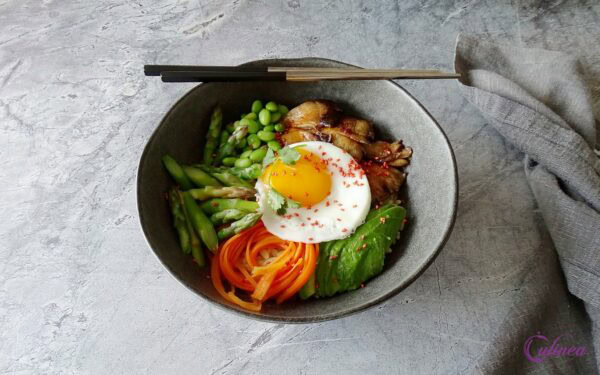 Vegetarische bibimbap met groene asperges