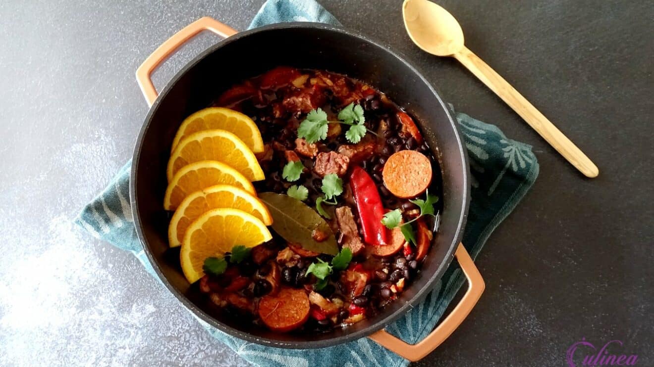 Braziliaans zwarte bonen stoofgerecht Feijoada