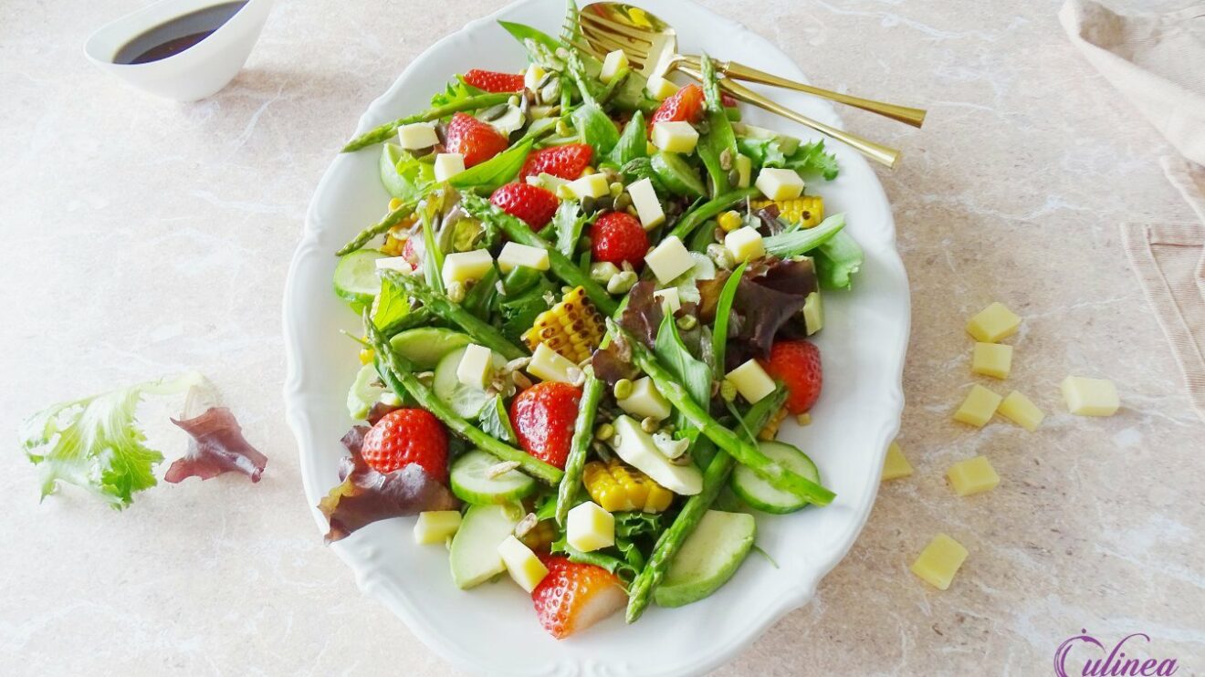Salade met asperges, graskaas en kruiden