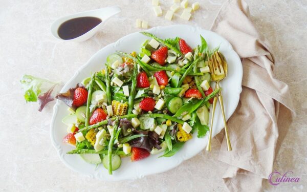 Salade met asperges, graskaas en kruiden