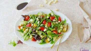 Salade met asperges, graskaas en kruiden