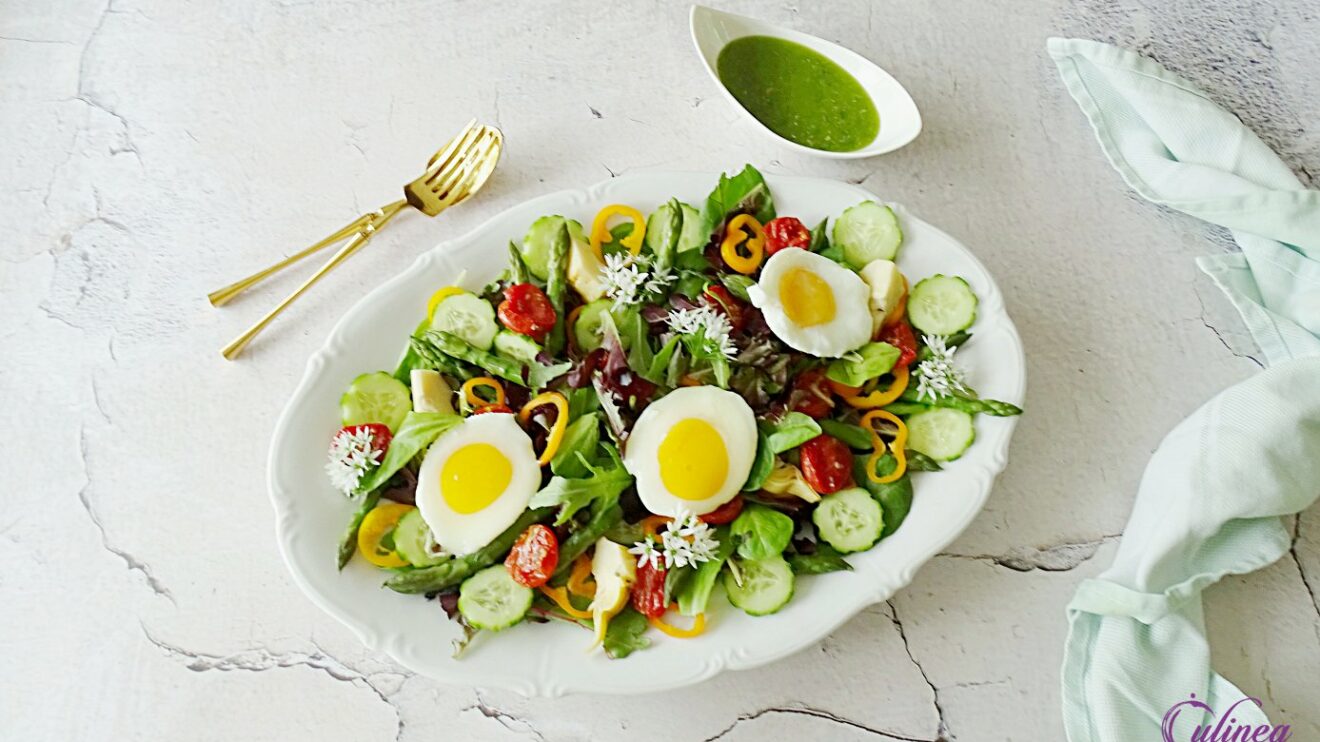 Salade met groene asperges en gepocheerde eieren