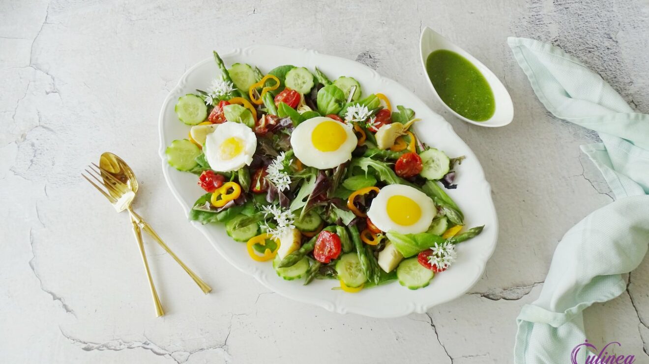 Salade met groene asperges en gepocheerde eieren