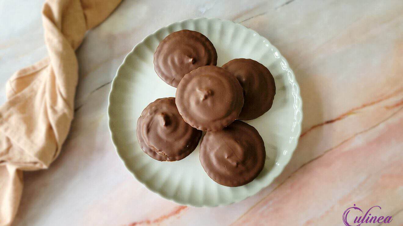 Deze pindakaas chocolade taartjes hebben een knapperige bodem