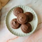 Deze pindakaas chocolade taartjes hebben een knapperige bodem