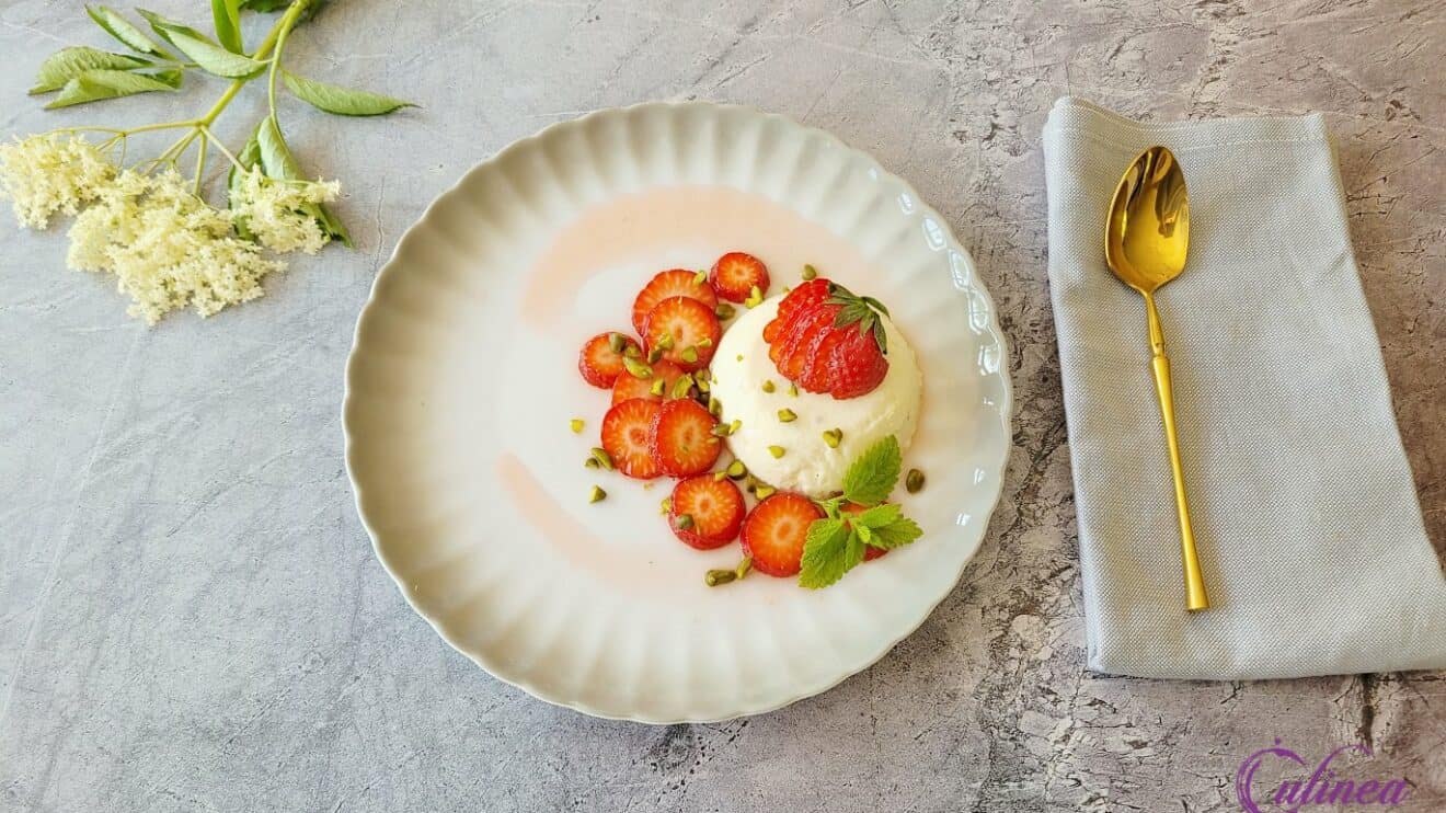 Vlierbloesem panna cotta met aardbeien