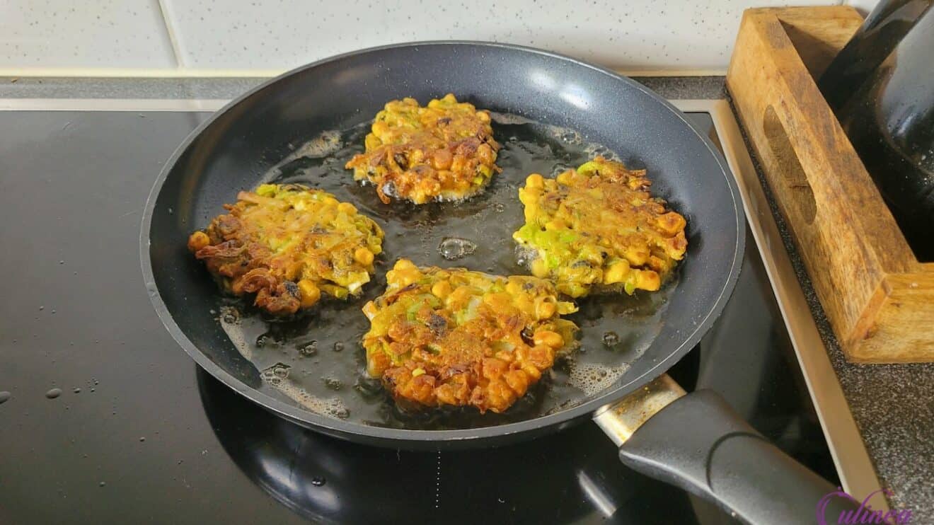 Mossel fritters met maïs en prei