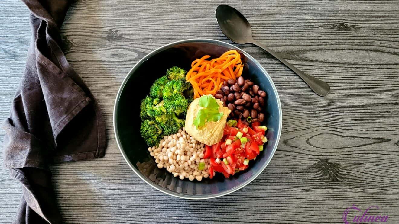 Er iets ongelooflijk geruststellends aan een maaltijd gevuld met bonen, groenten, parelcouscous en een smaakvolle zelfgemaakte hummus.