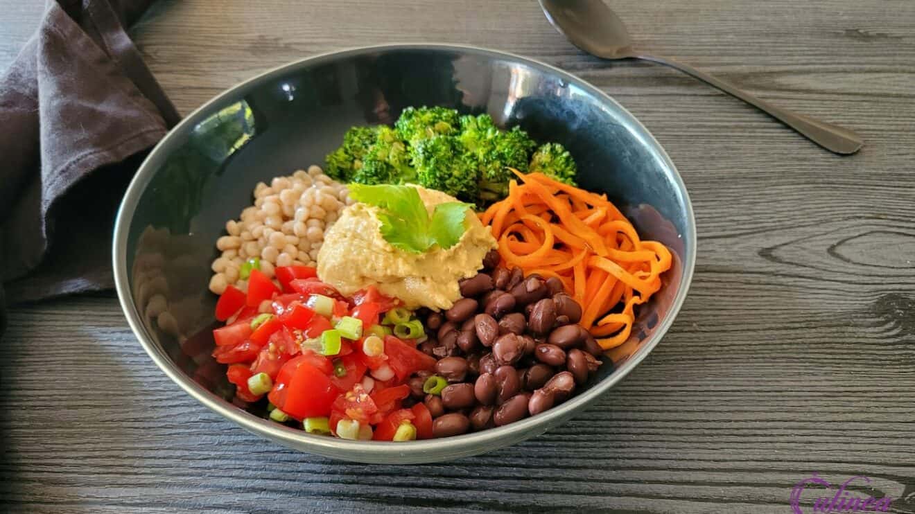 Er iets ongelooflijk geruststellends aan een maaltijd gevuld met bonen, groenten, parelcouscous en een smaakvolle zelfgemaakte hummus.