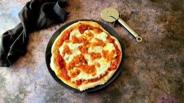 Pizza met kimchi en burrata