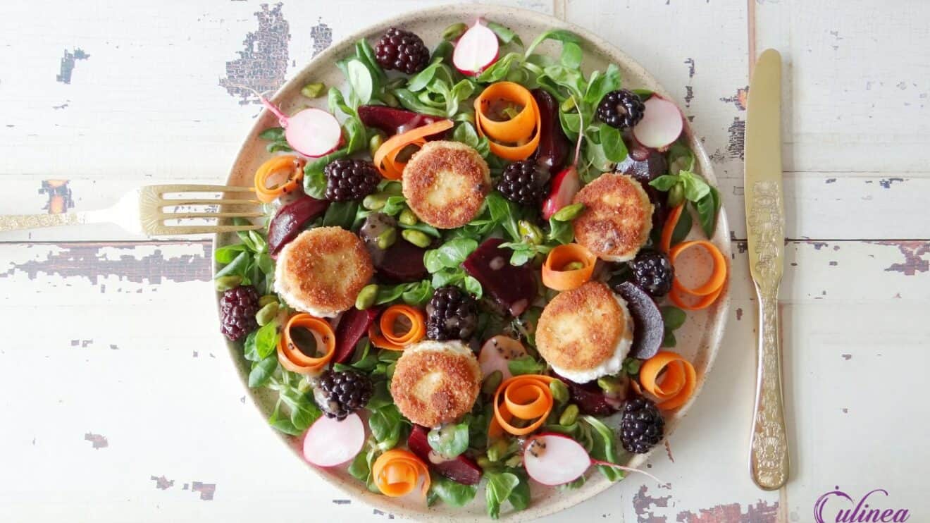 Salade met gebakken geitenkaas, rode biet en bramen