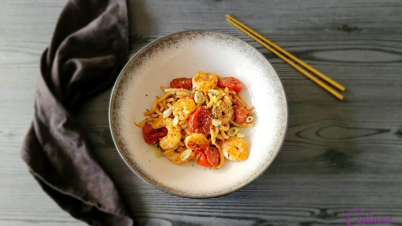 Noedels met miso garnalen en tomaten